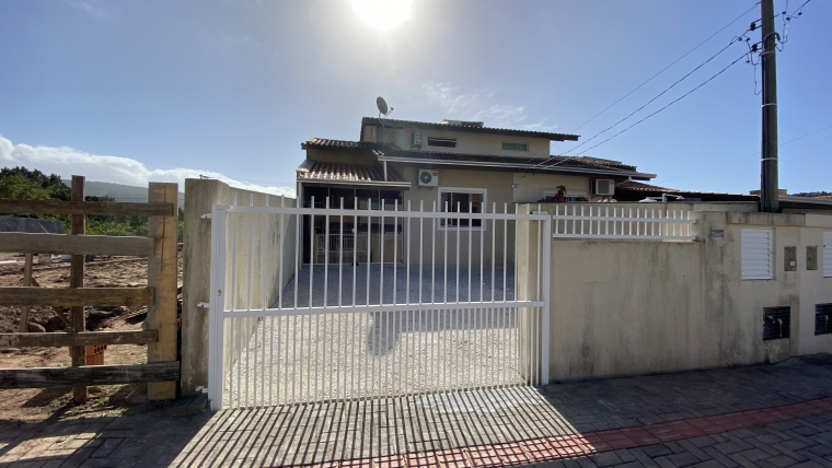 COD VC004 – Sobrado Geminado com 3 dormitórios sendo 1 suíte em Bombas.