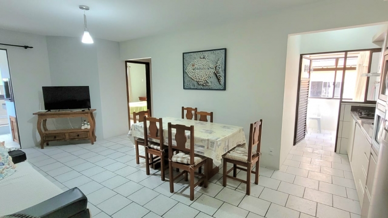 COD A090 – Excelente apartamento com 2 dormitórios na avenida principal de Bombas