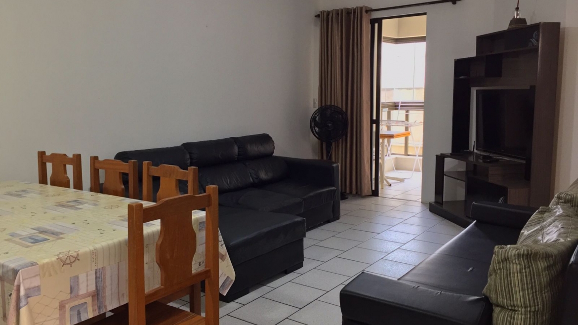 COD A090 – Excelente apartamento com 2 dormitórios na avenida principal de Bombas