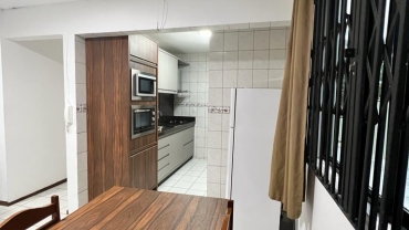 A2528 – Excelente apartamento com 2 dormitórios próximo à praia de Bombas