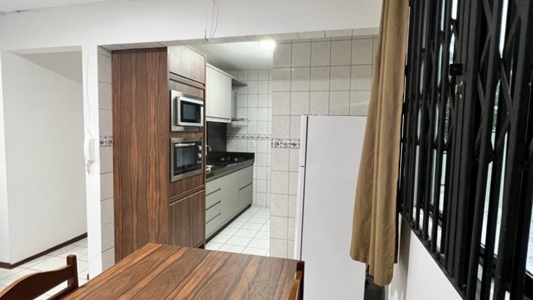 A2528 – Excelente apartamento com 2 dormitórios próximo à praia de Bombas
