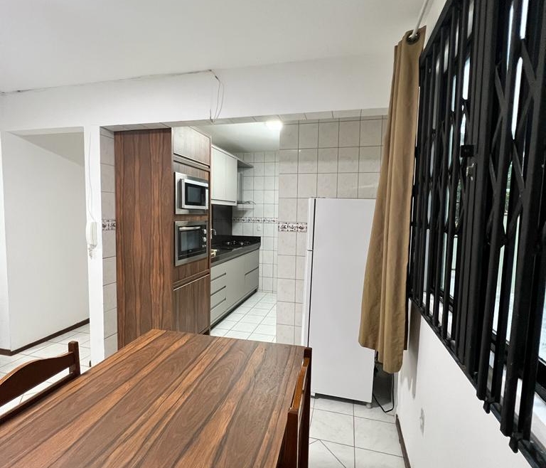 A2528 – Excelente apartamento com 2 dormitórios próximo à praia de Bombas