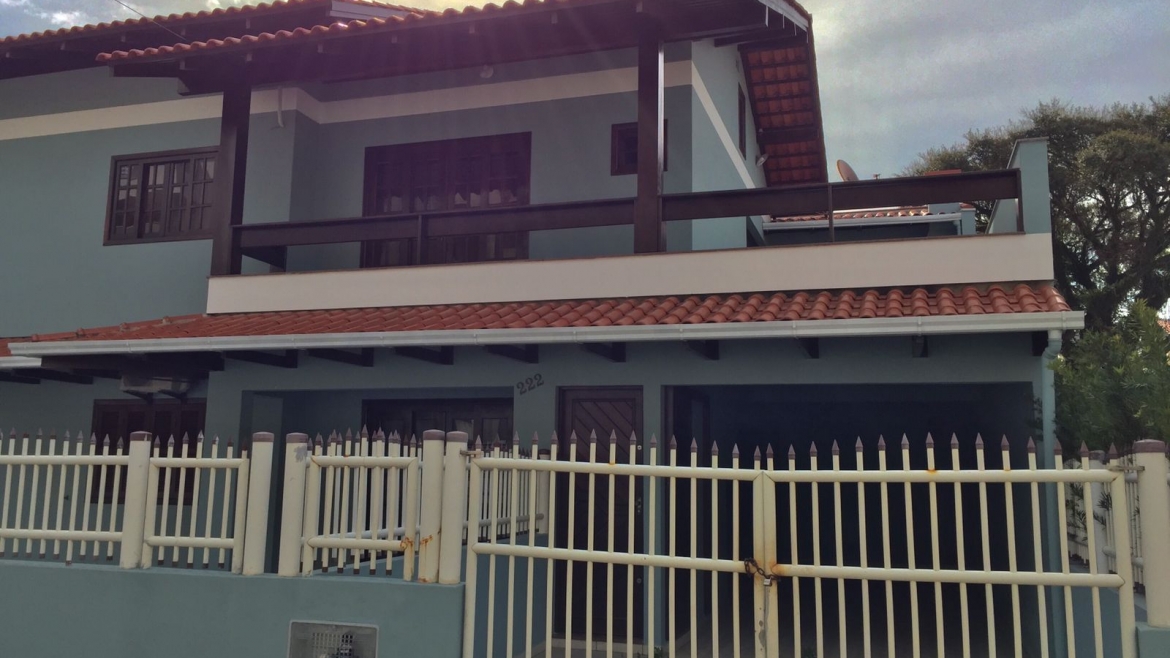 COD C014 – Excelente casa com 3 dormitórios na praia de Bombas