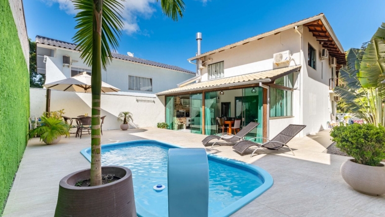 C5555- CASA A 350 METROS DA PRAIA DE BOMBAS