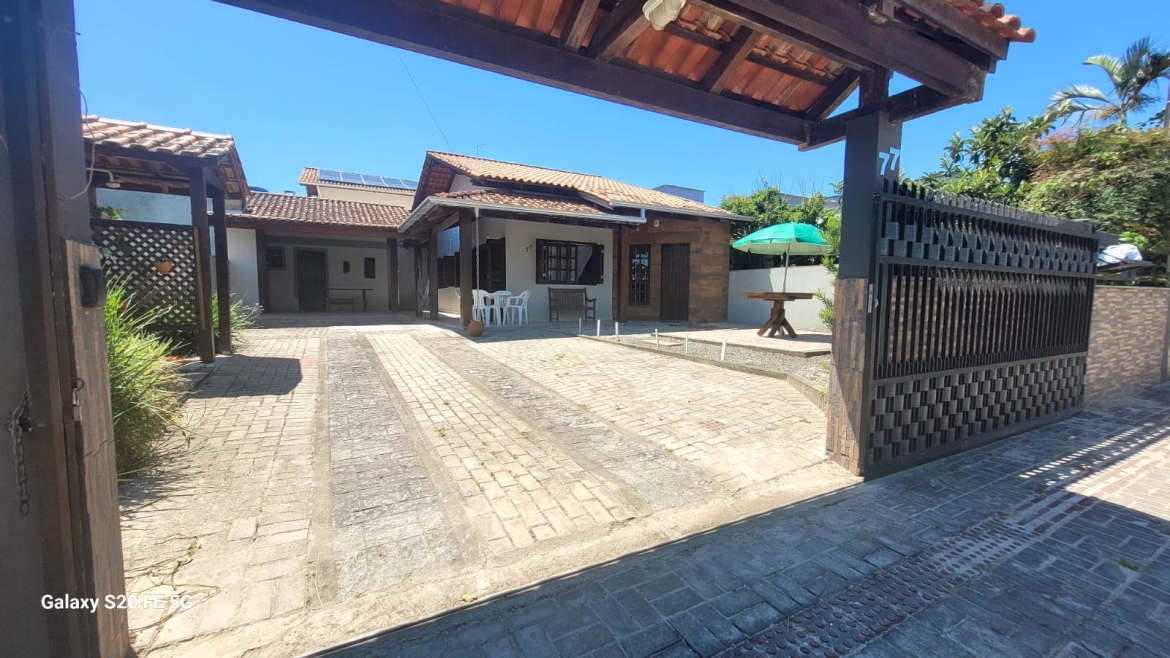 C431- CASA A 550 METROS DA PRAIA DE BOMBAS