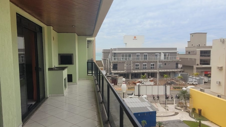 APARTAMENTO SOBRE A AVENIDA PRINCIPAL DE BOMBAS