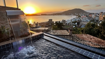 C013- CASA COM VISTA MAR NO CENTRO DE BOMBINHAS