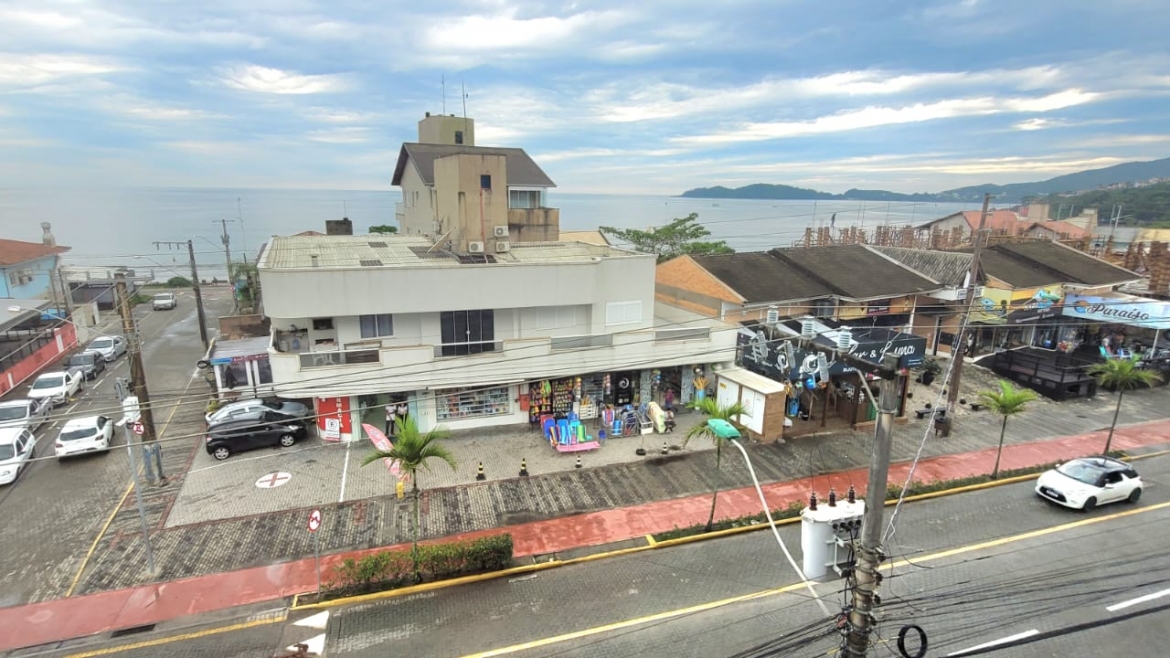 A446- APARTAMENTO SOBRE AVENIDA PRINCIPAL DE BOMBAS