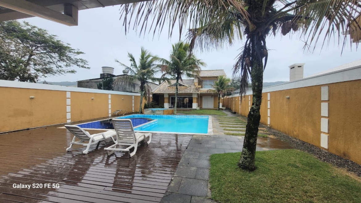 C065- CASA A 700 METROS DA PRAIA DE BOMBAS