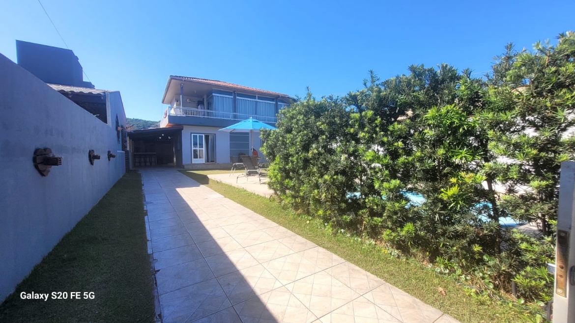 C019-CASA A 350 METROS DA PRAIA DE ZIMBROS