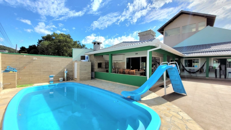 C055- CASA A 800 METROS DA PRAIA DE BOMBAS